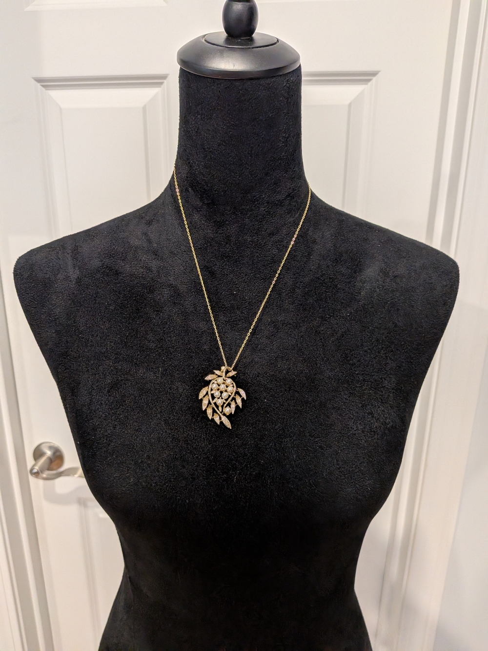 Vintage 1960s Signed Lisner Gold Tone Leaf Pendant Necklace 11"